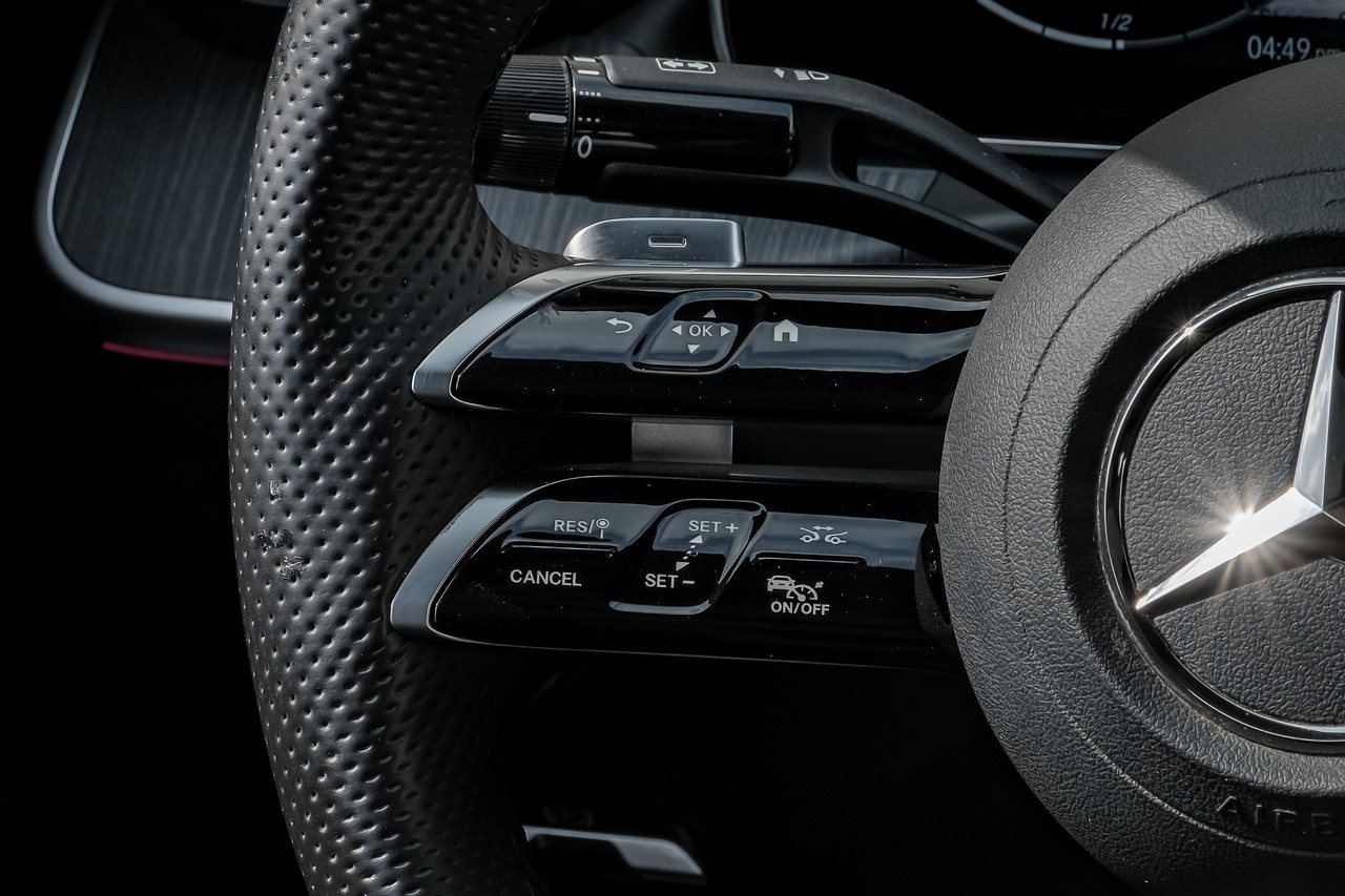 Mercedes-Benz C-Class Vehicle Main Gallery Image 16