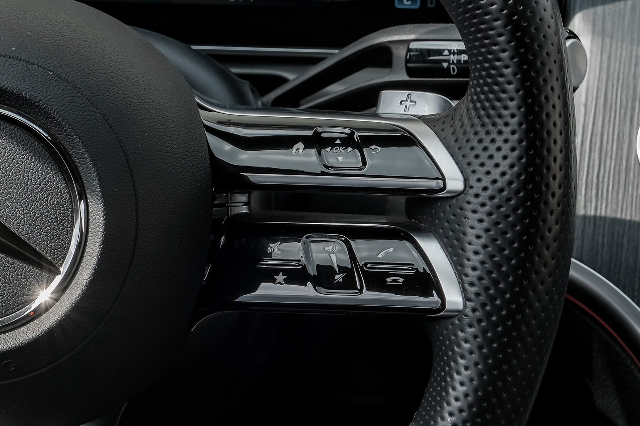 Mercedes-Benz C-Class Vehicle Main Gallery Image 17