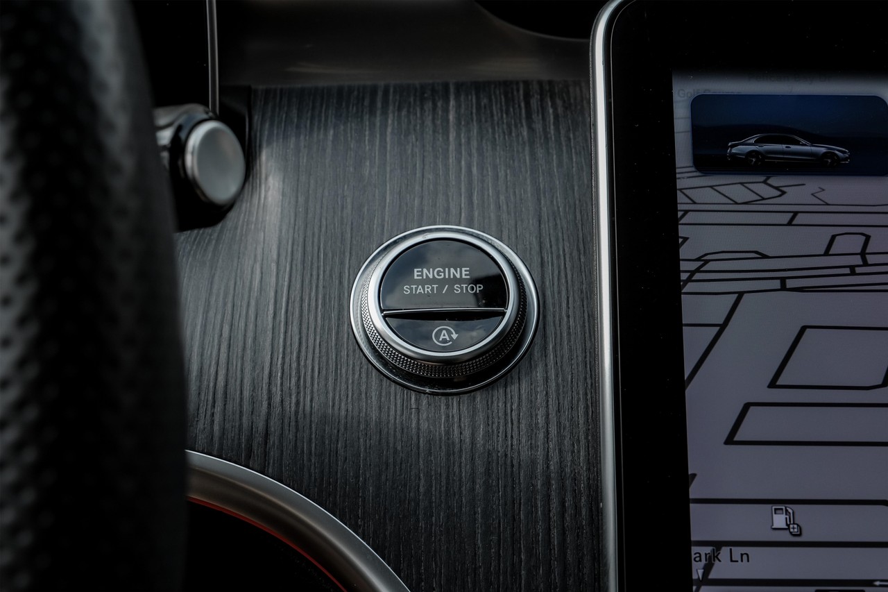 Mercedes-Benz C-Class Vehicle Main Gallery Image 20