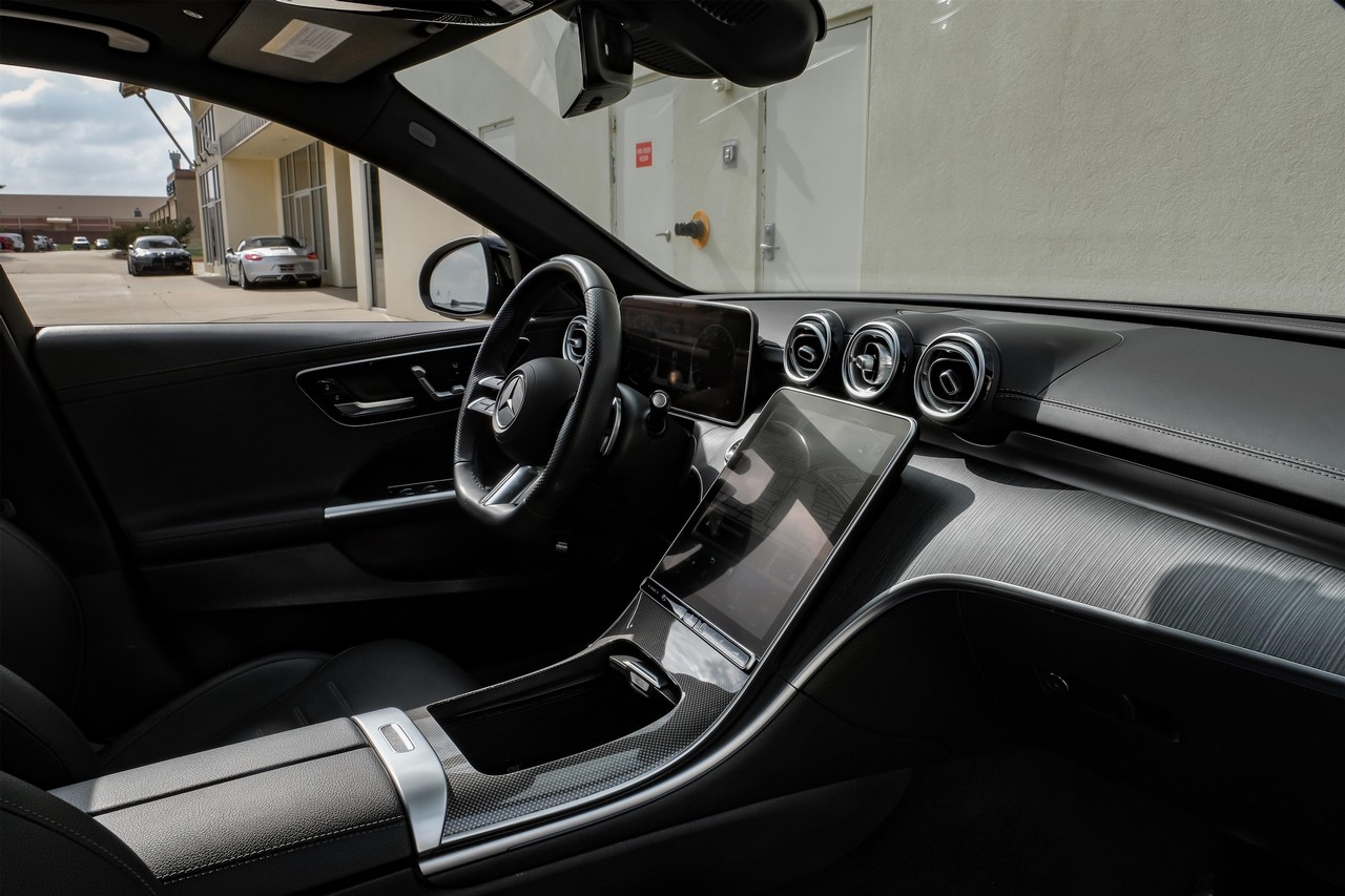 Mercedes-Benz C-Class Vehicle Main Gallery Image 23