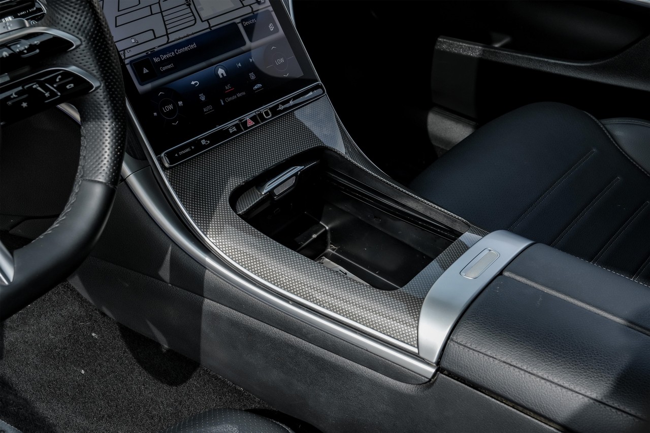 Mercedes-Benz C-Class Vehicle Main Gallery Image 24