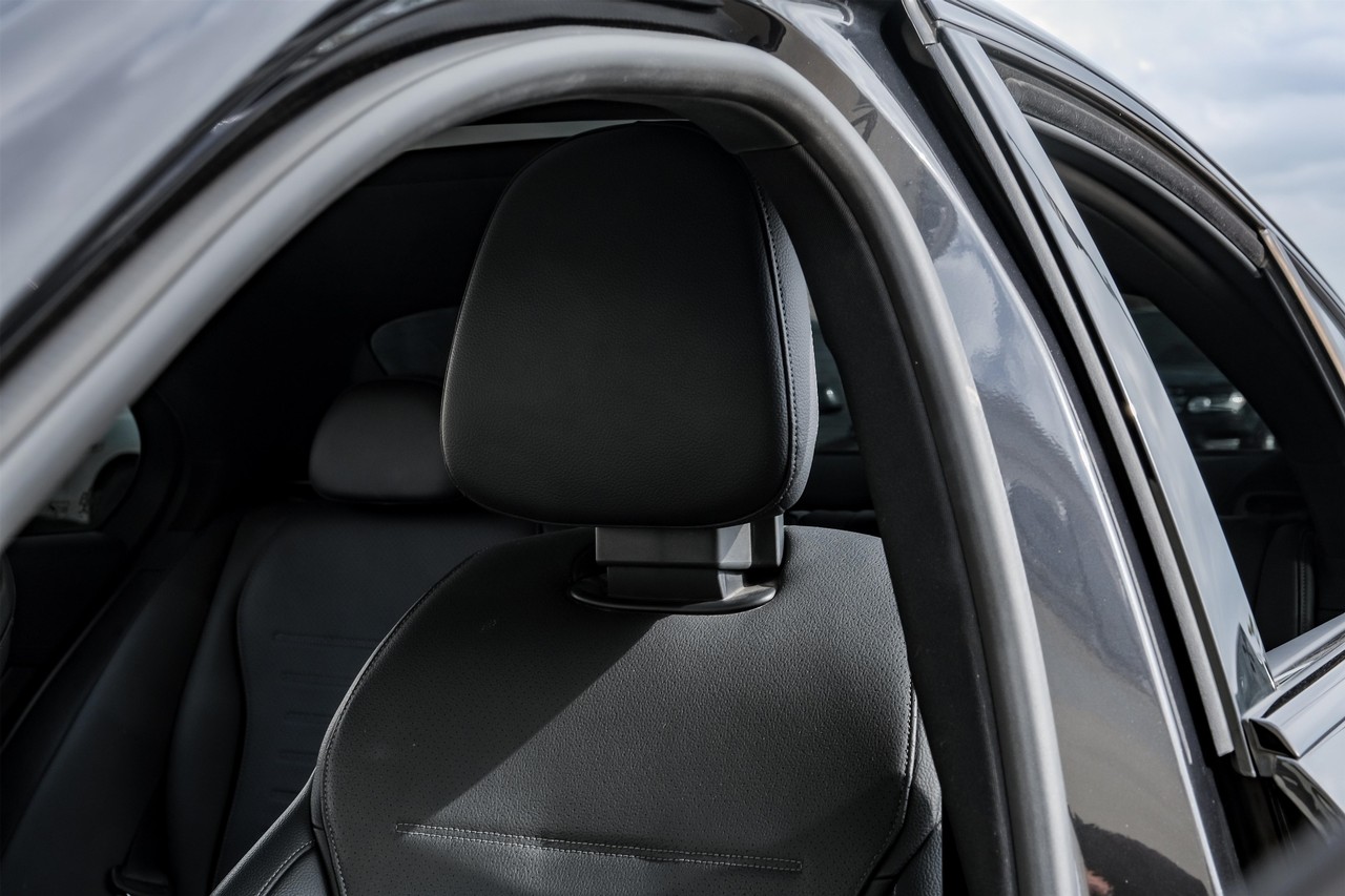 Mercedes-Benz C-Class Vehicle Main Gallery Image 27