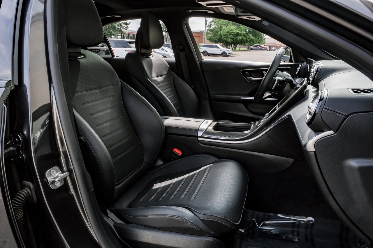 Mercedes-Benz C-Class Vehicle Main Gallery Image 28