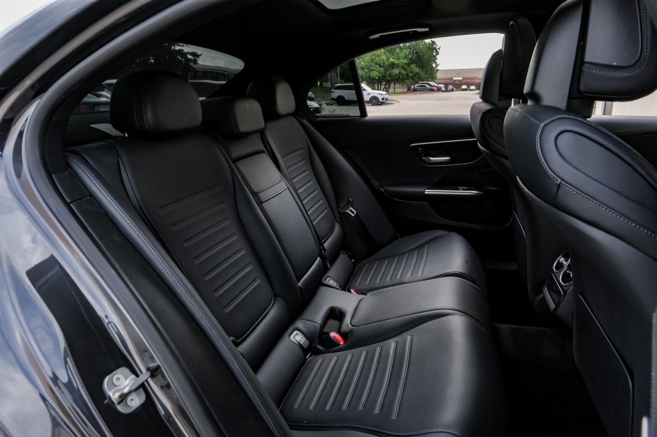 Mercedes-Benz C-Class Vehicle Main Gallery Image 29