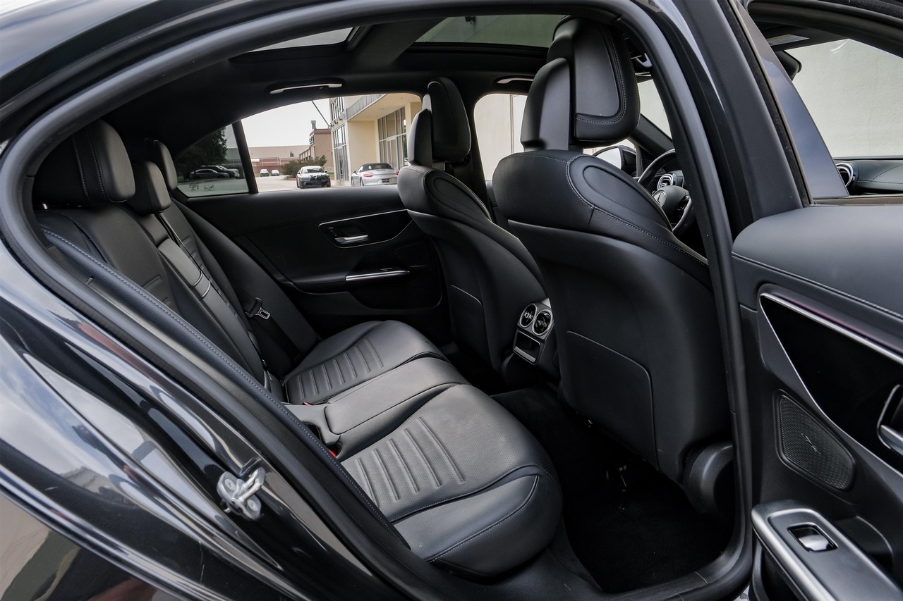Mercedes-Benz C-Class Vehicle Main Gallery Image 30