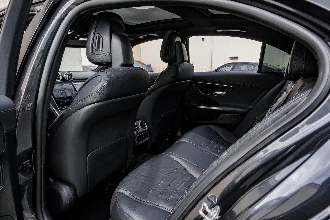 Mercedes-Benz C-Class Vehicle Main Gallery Image 31
