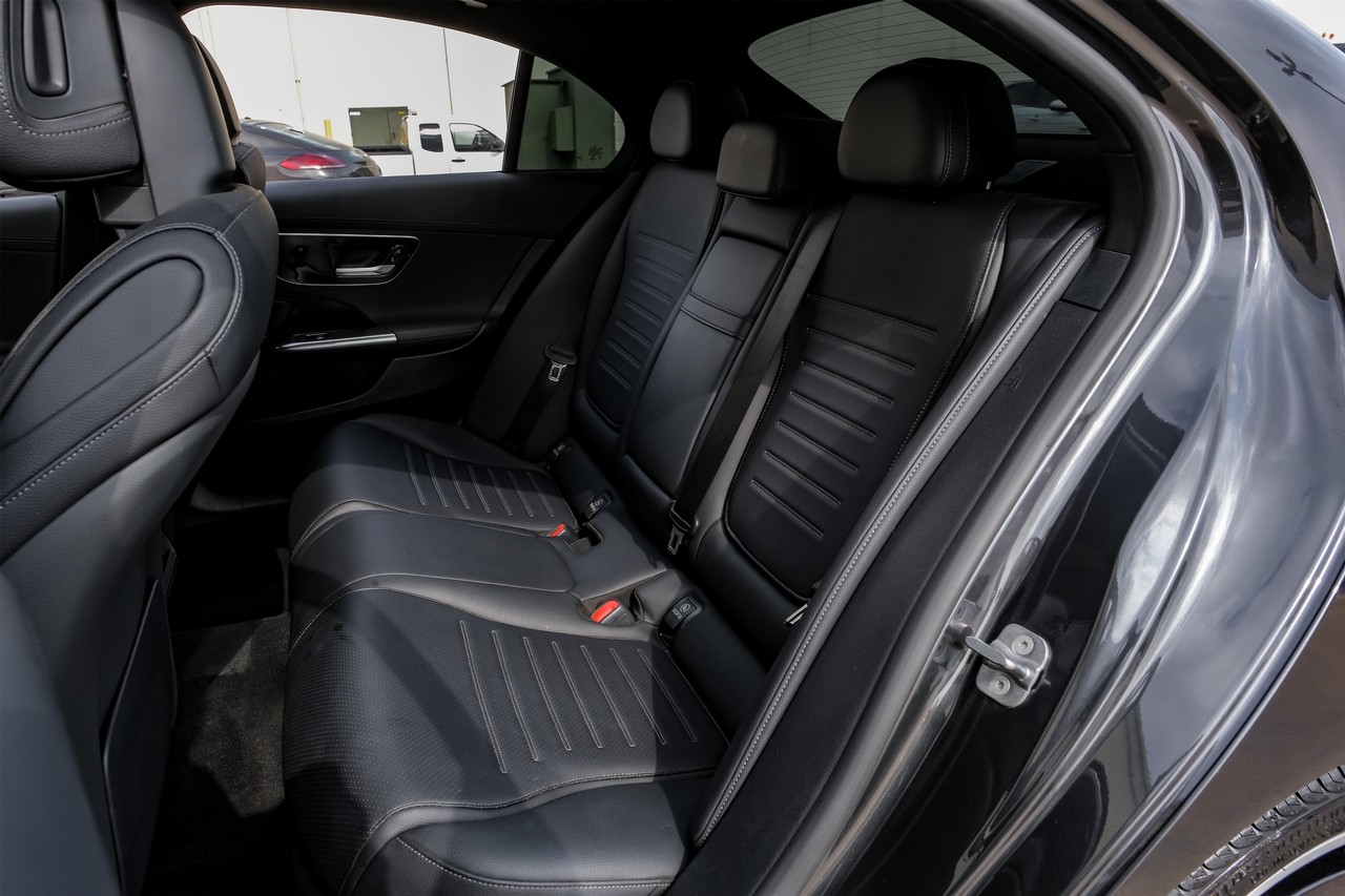 Mercedes-Benz C-Class Vehicle Main Gallery Image 32