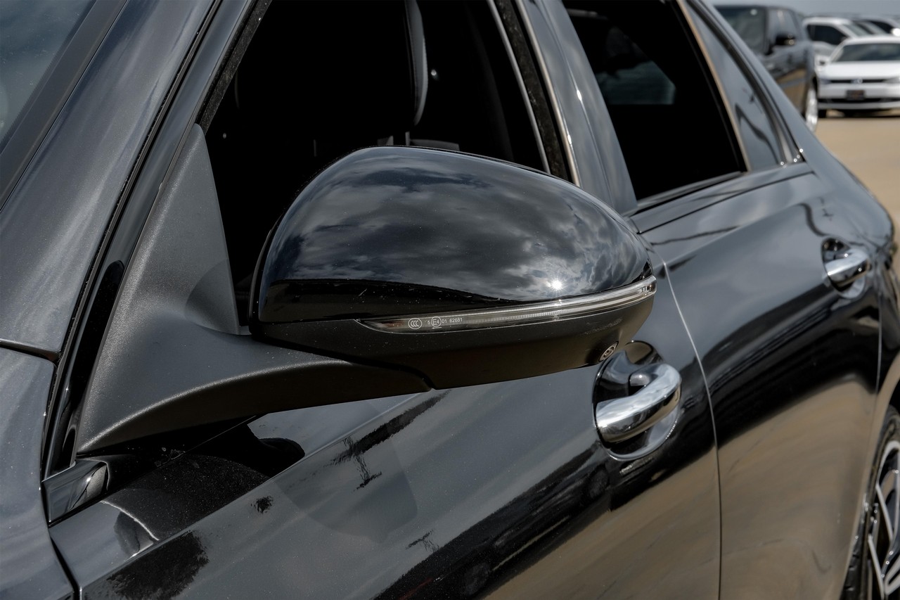Mercedes-Benz C-Class Vehicle Main Gallery Image 33