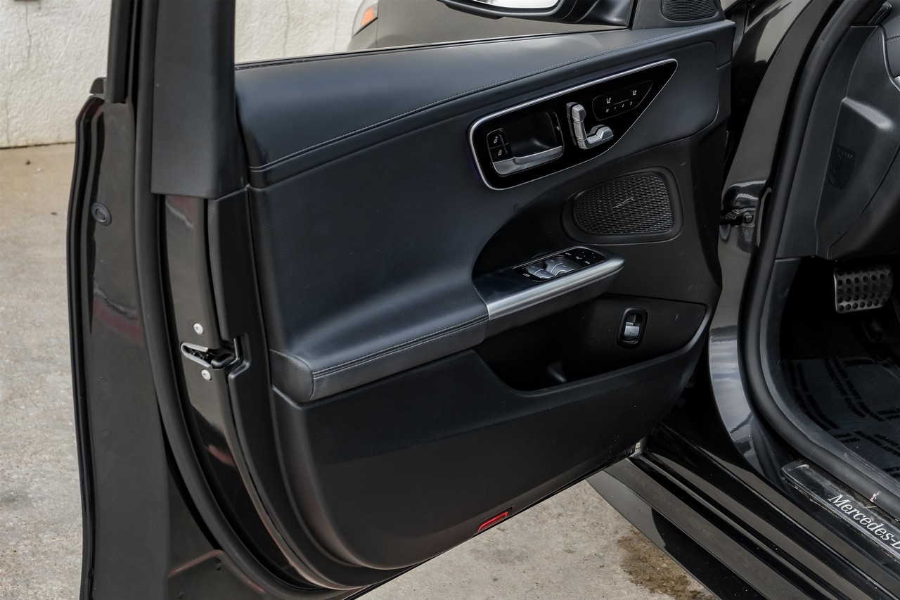 Mercedes-Benz C-Class Vehicle Main Gallery Image 36
