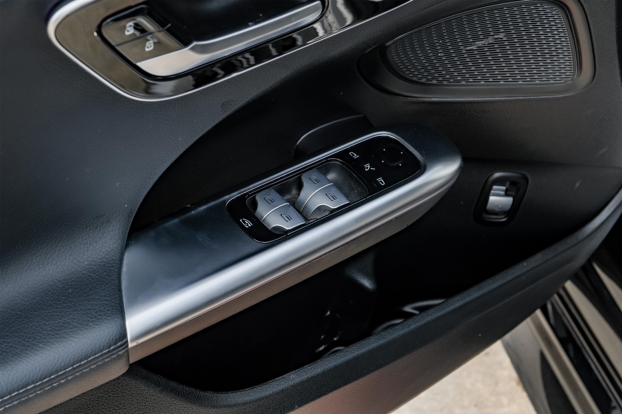 Mercedes-Benz C-Class Vehicle Main Gallery Image 37