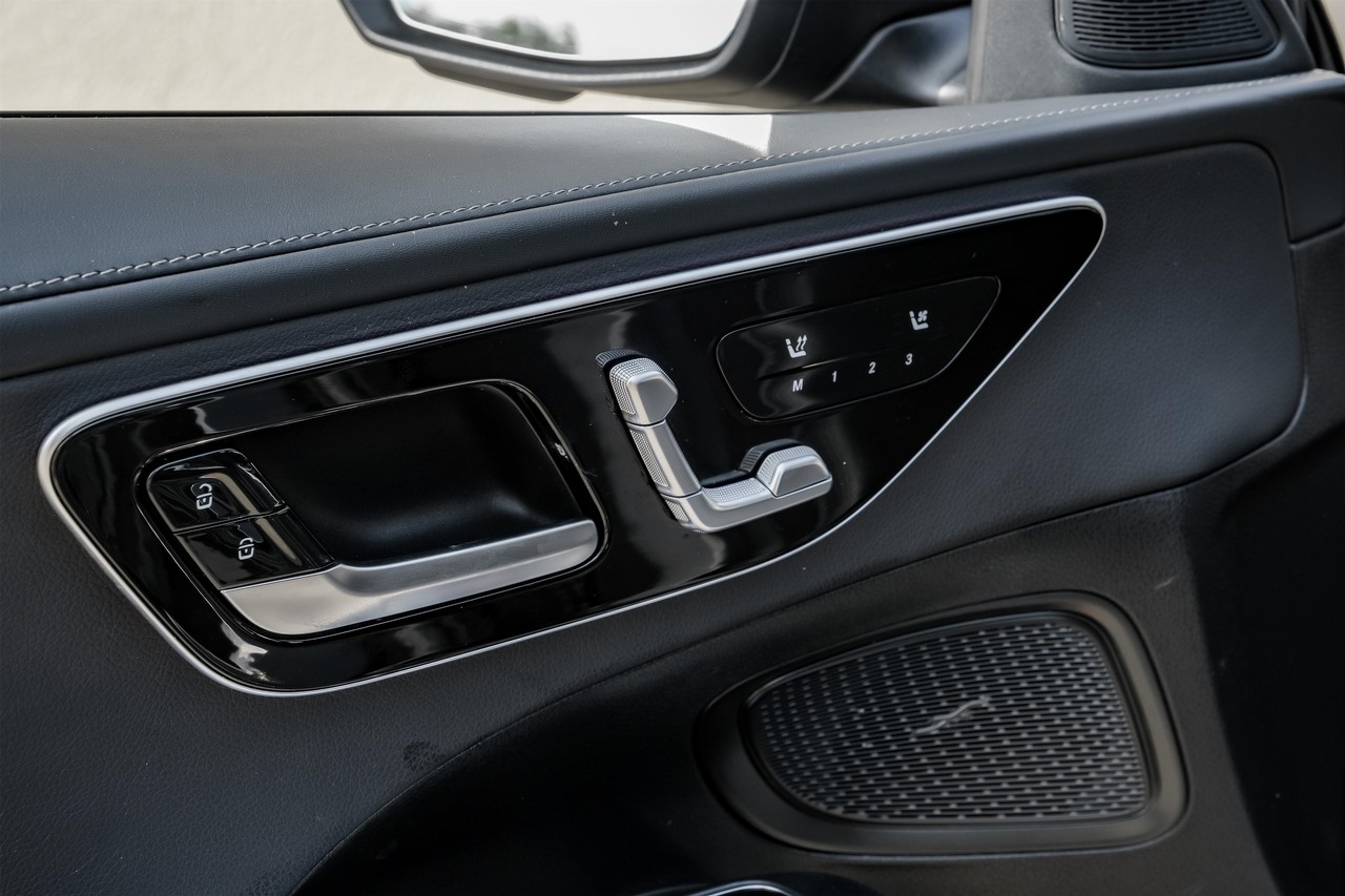 Mercedes-Benz C-Class Vehicle Main Gallery Image 38