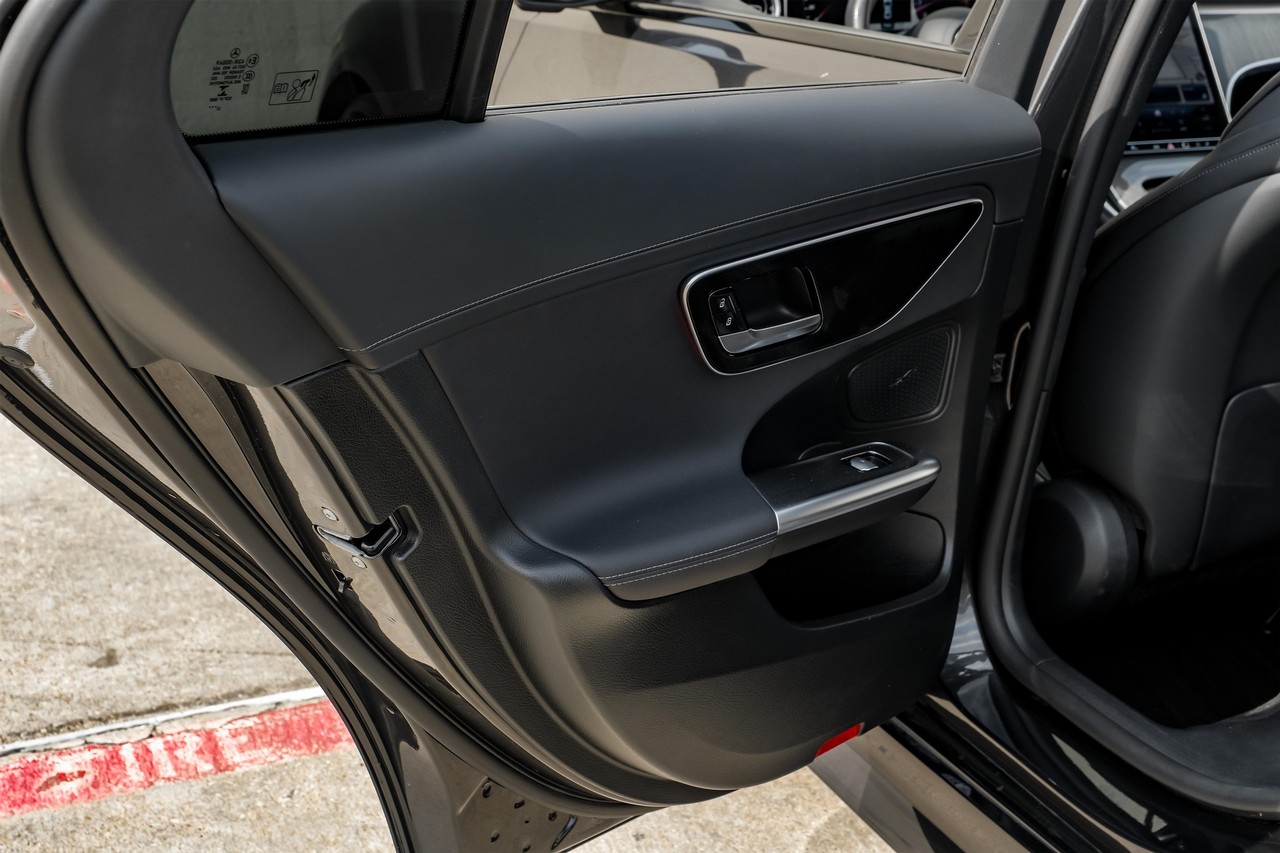 Mercedes-Benz C-Class Vehicle Main Gallery Image 39