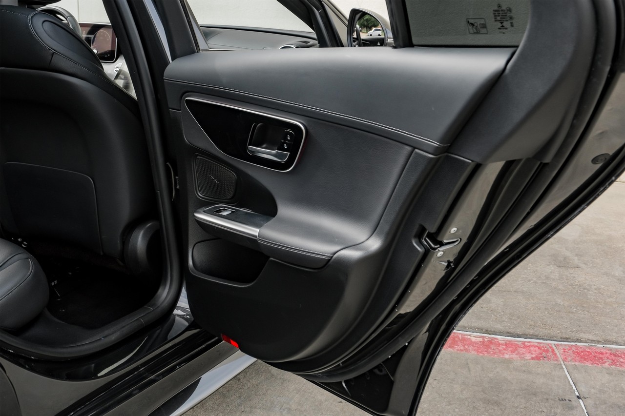 Mercedes-Benz C-Class Vehicle Main Gallery Image 40