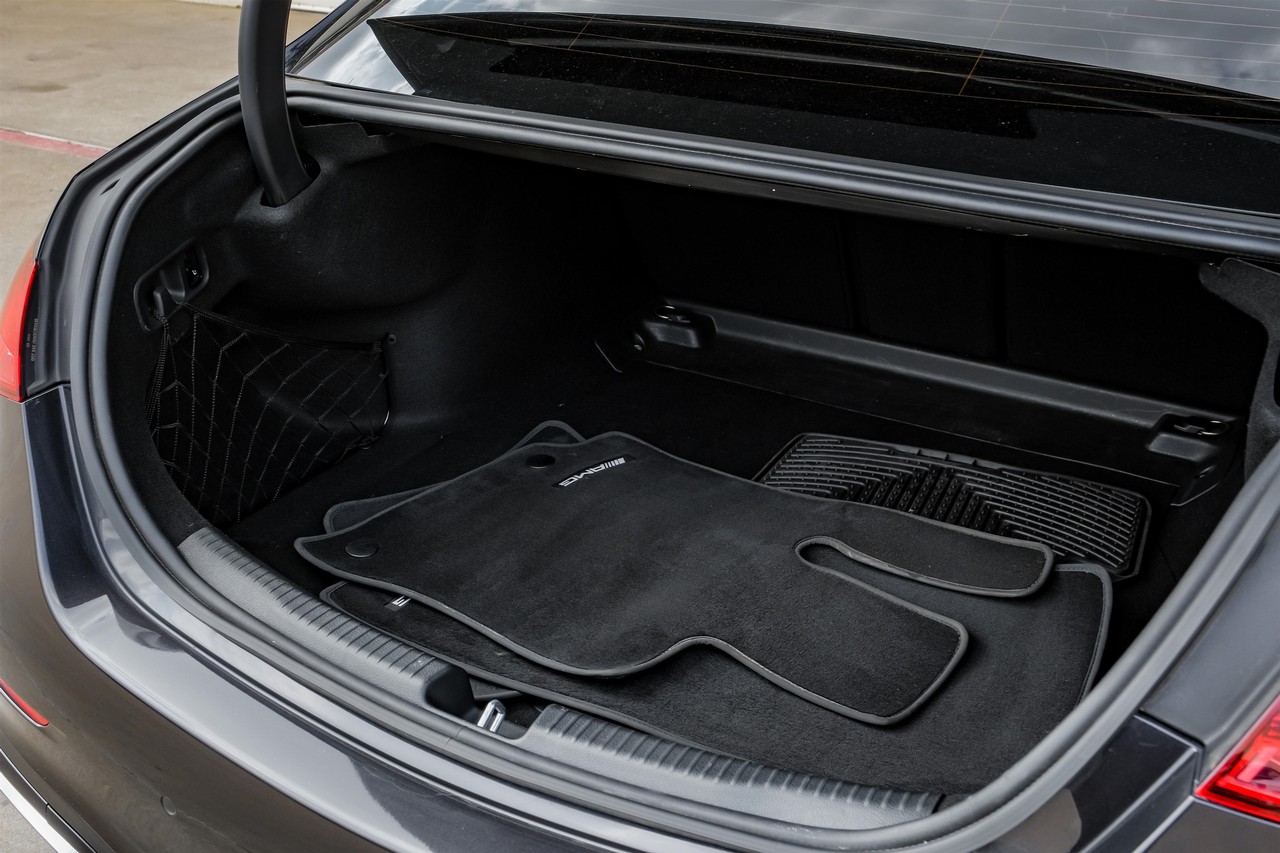 Mercedes-Benz C-Class Vehicle Main Gallery Image 43