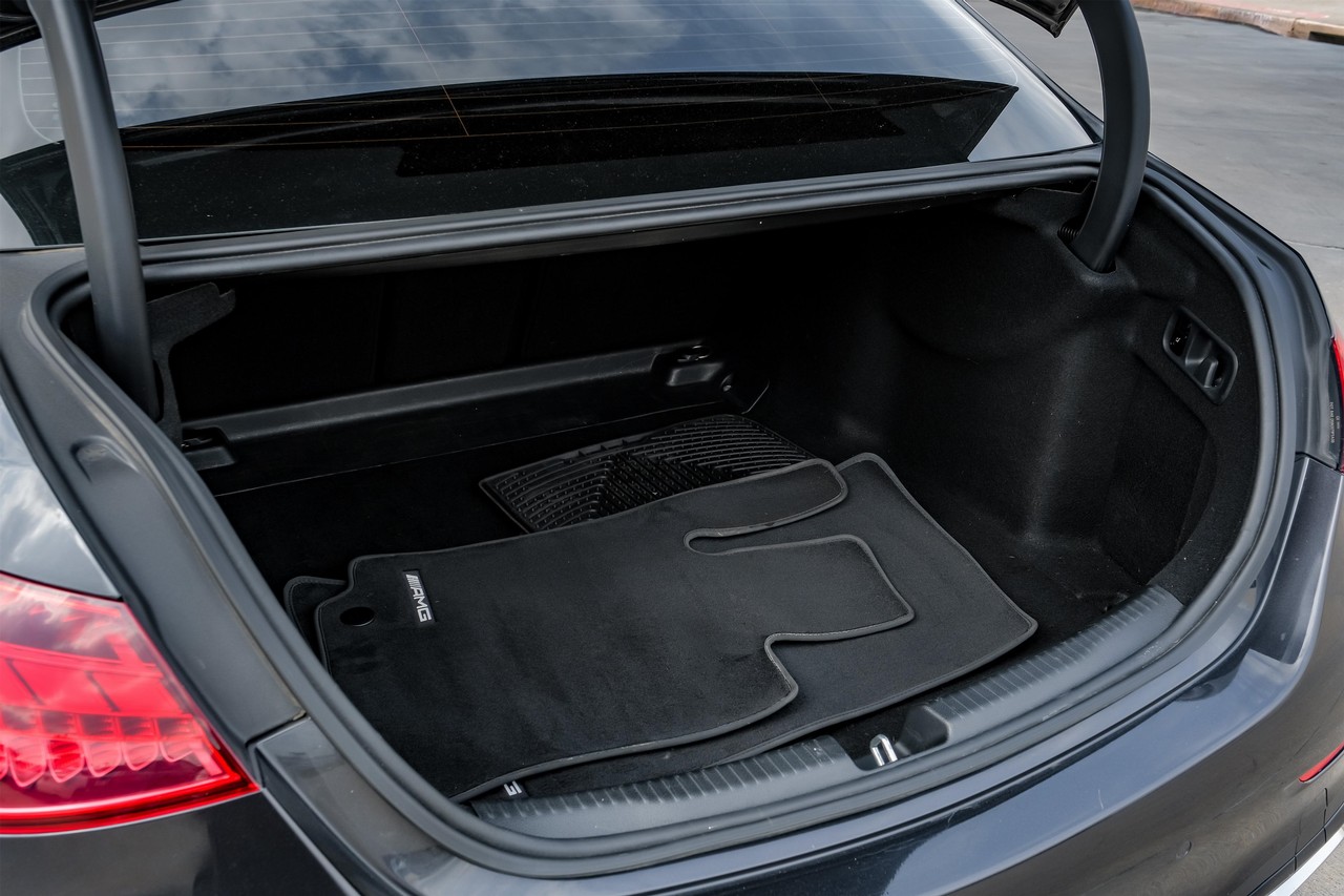 Mercedes-Benz C-Class Vehicle Main Gallery Image 44