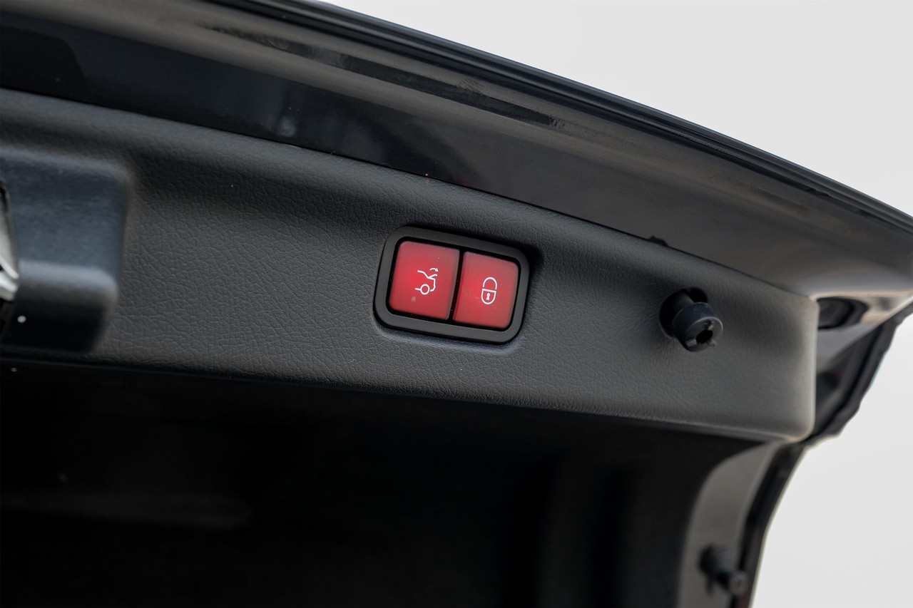 Mercedes-Benz C-Class Vehicle Main Gallery Image 45