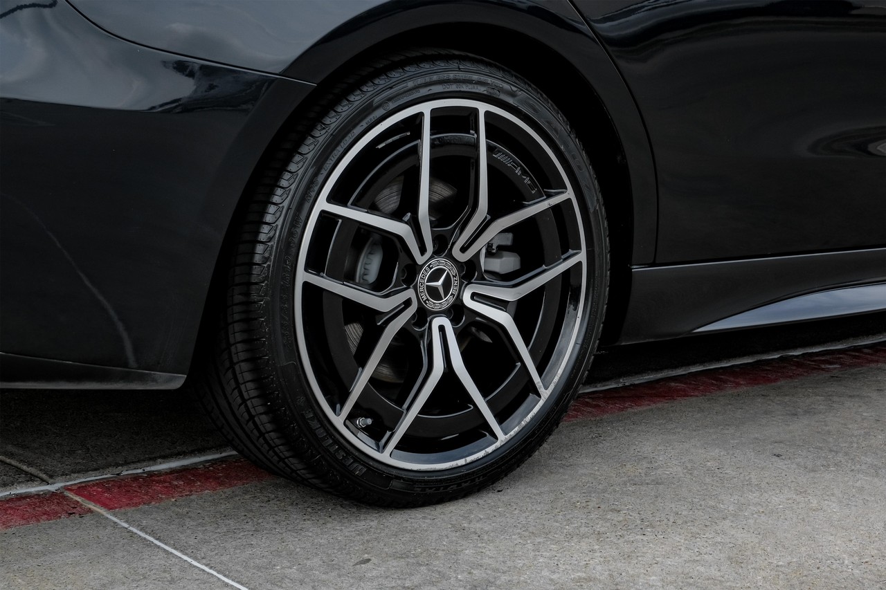 Mercedes-Benz C-Class Vehicle Main Gallery Image 46