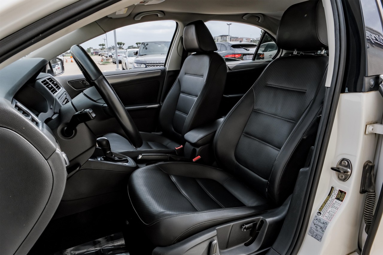 Volkswagen Jetta Sedan Vehicle Main Gallery Image 04