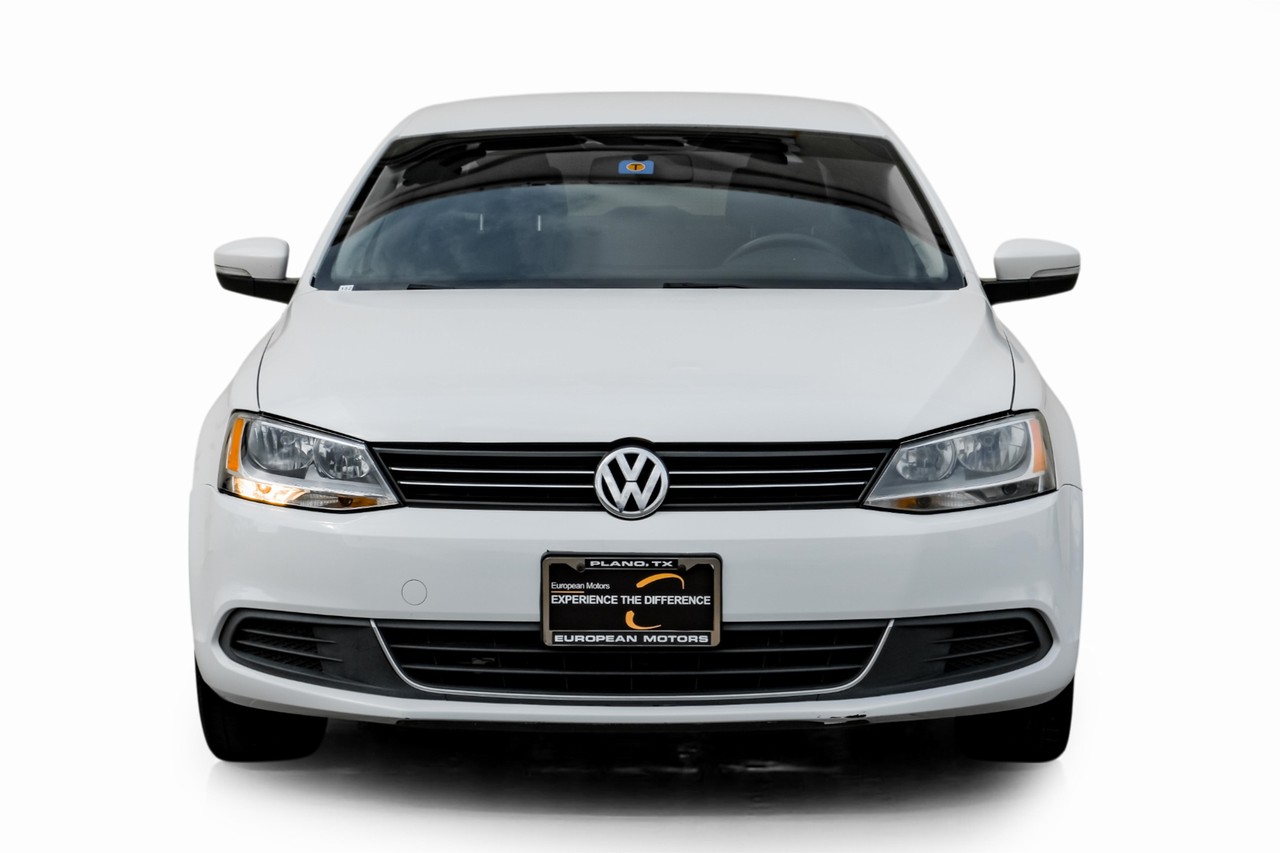 Volkswagen Jetta Sedan Vehicle Main Gallery Image 05