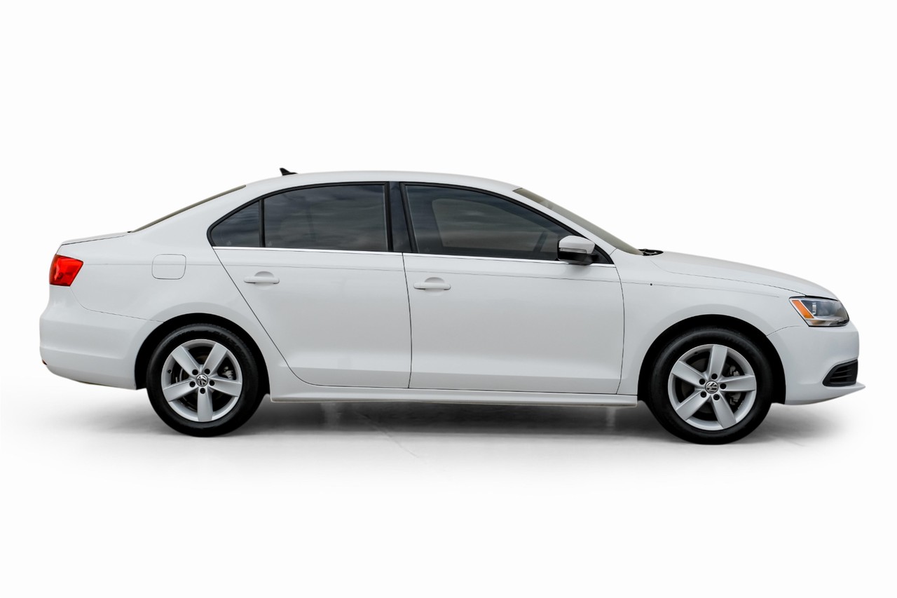 Volkswagen Jetta Sedan Vehicle Main Gallery Image 07