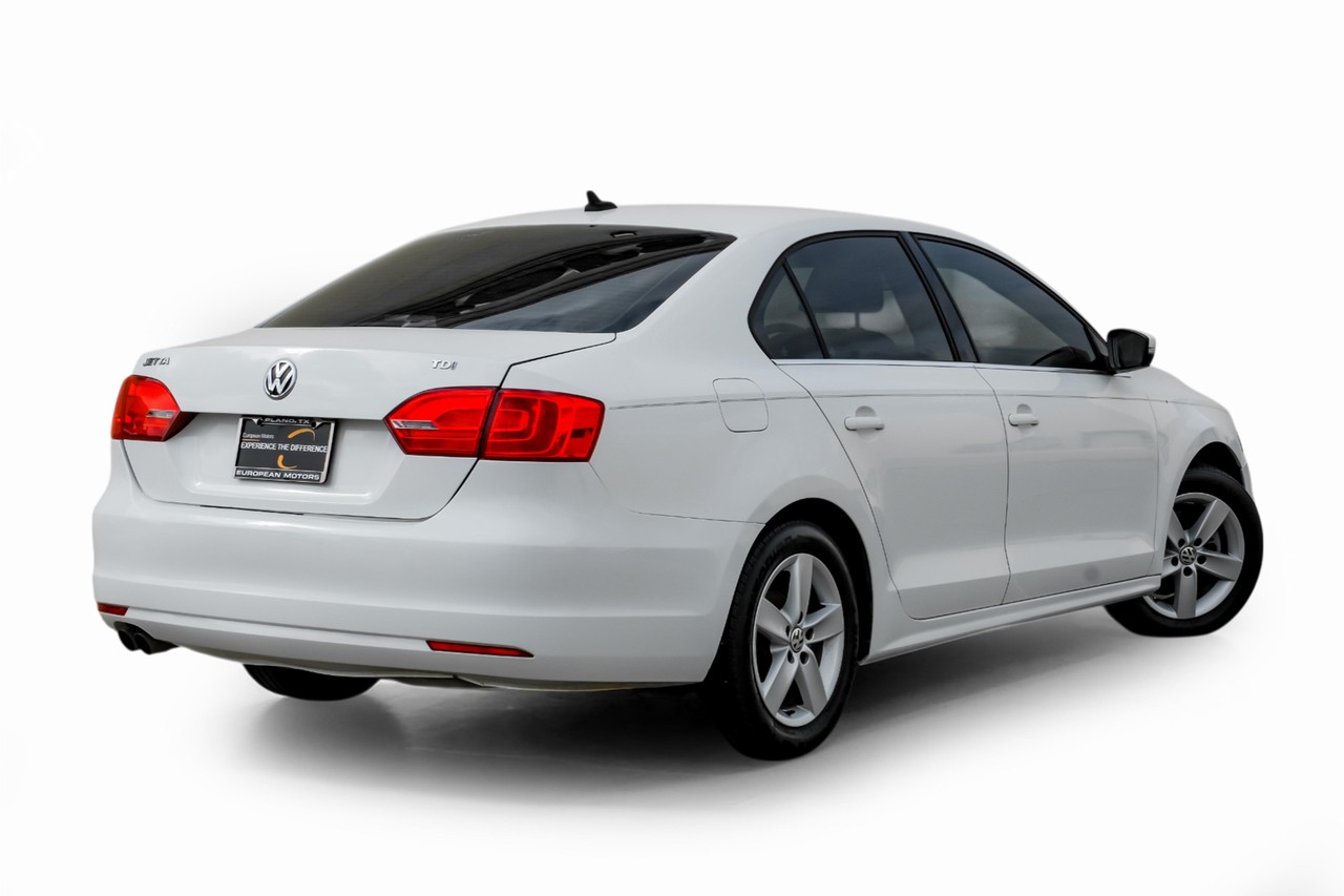 Volkswagen Jetta Sedan Vehicle Main Gallery Image 08