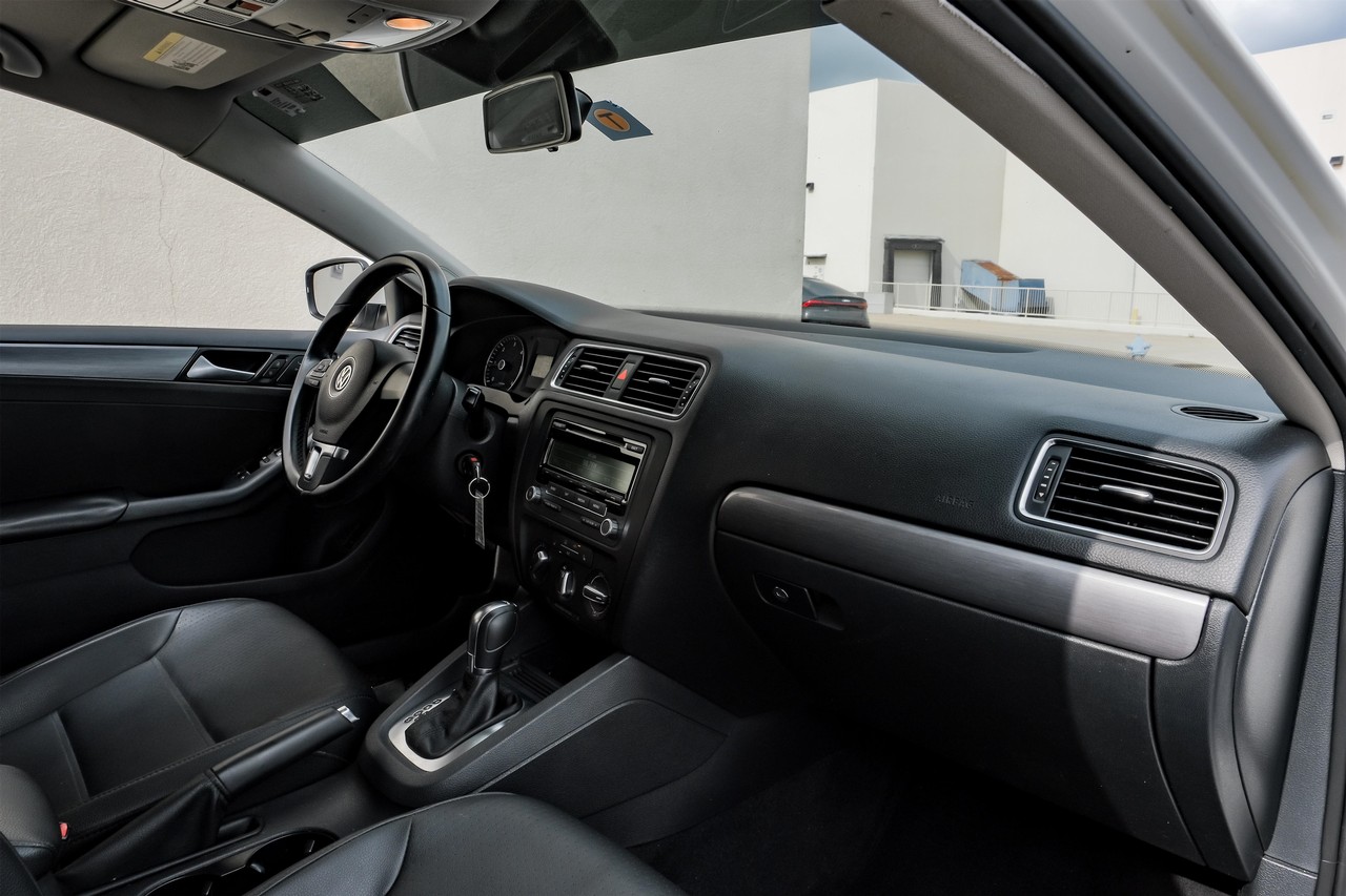 Volkswagen Jetta Sedan Vehicle Main Gallery Image 13