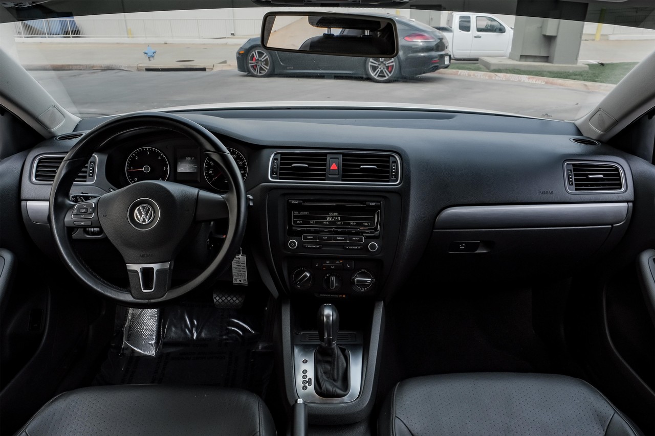Volkswagen Jetta Sedan Vehicle Main Gallery Image 14
