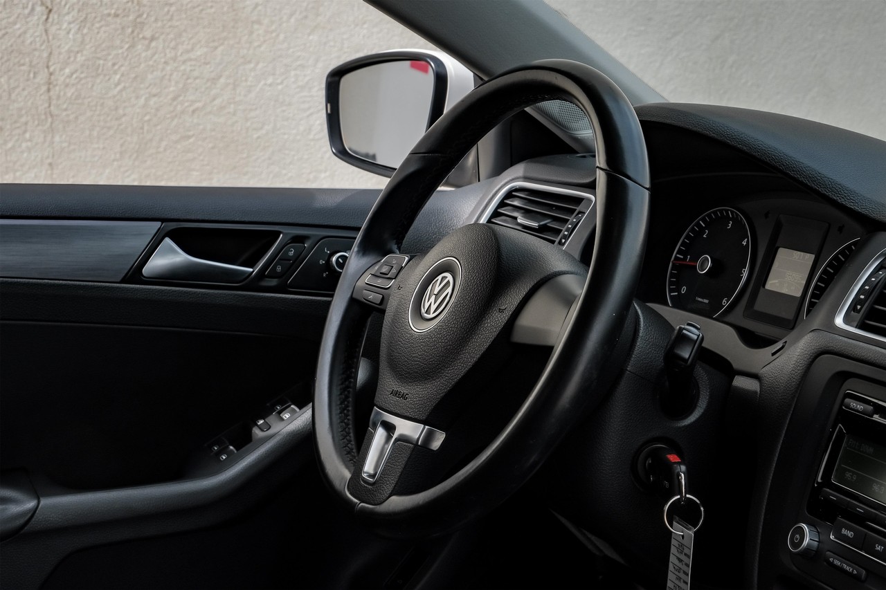 Volkswagen Jetta Sedan Vehicle Main Gallery Image 15