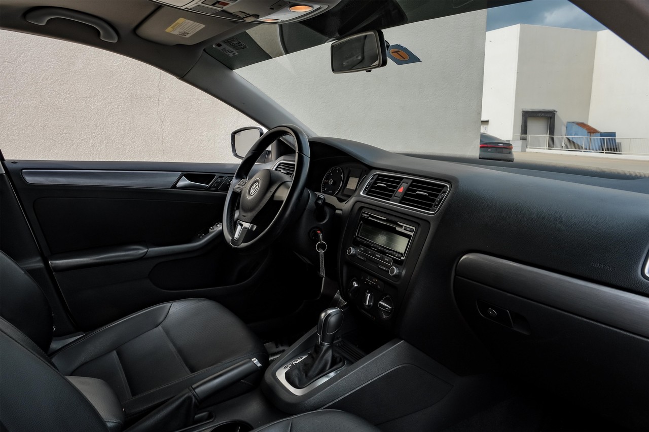 Volkswagen Jetta Sedan Vehicle Main Gallery Image 21