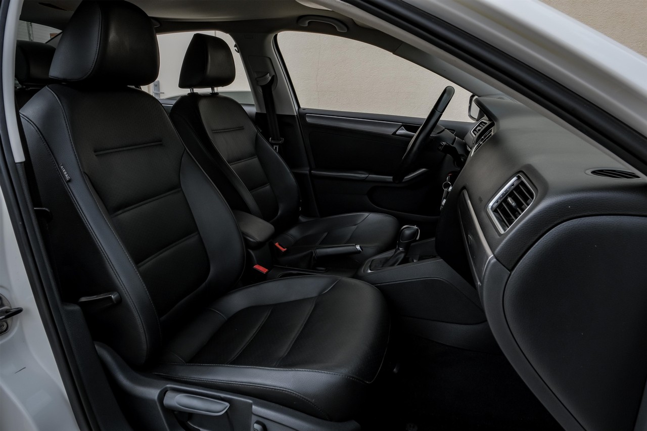 Volkswagen Jetta Sedan Vehicle Main Gallery Image 26