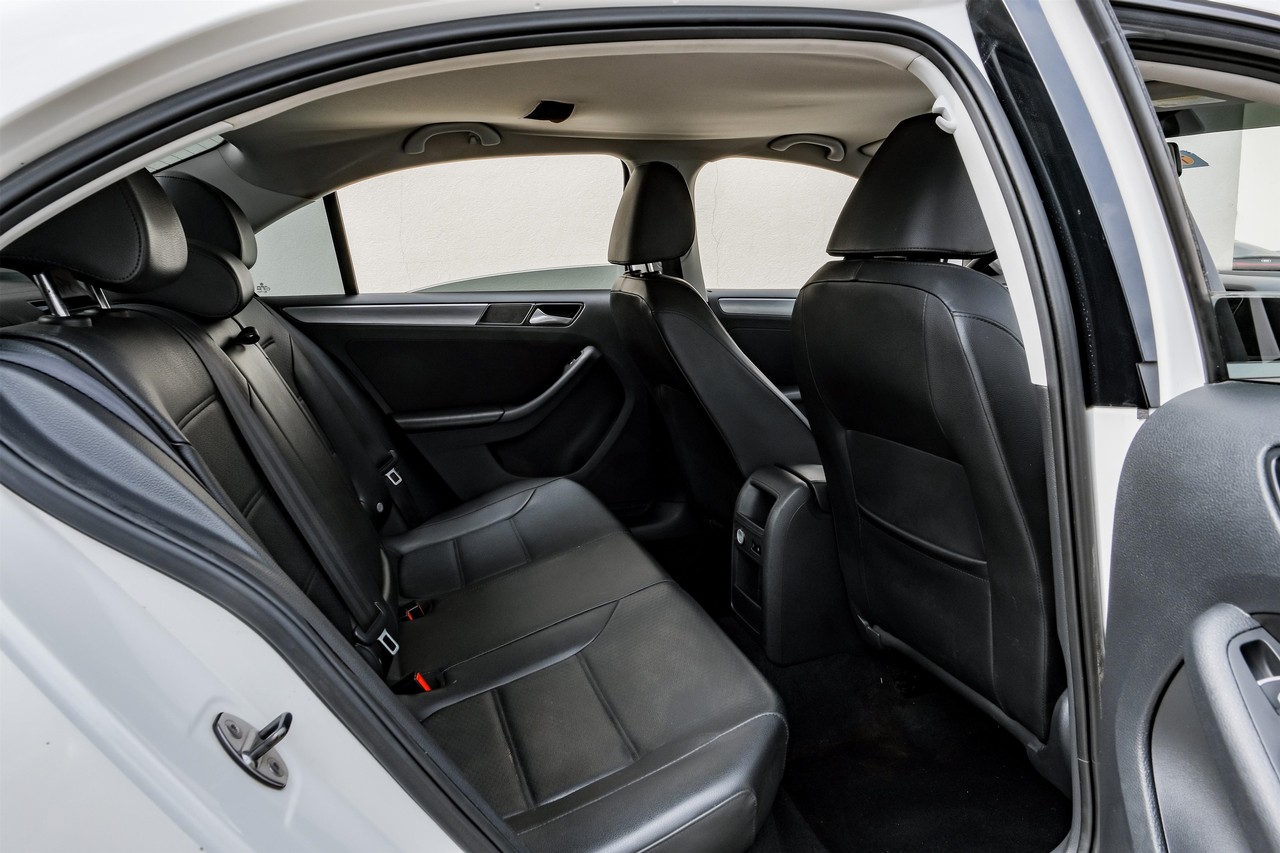 Volkswagen Jetta Sedan Vehicle Main Gallery Image 28