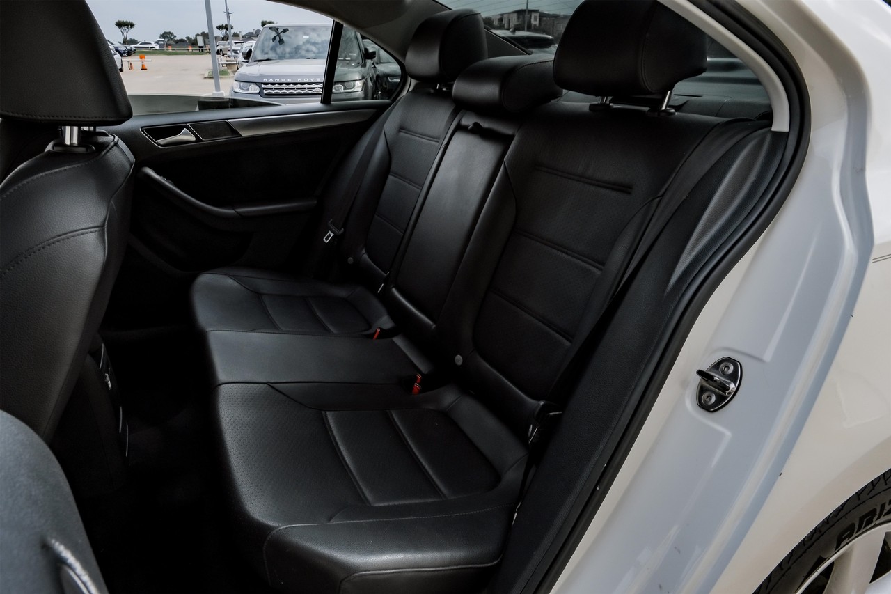 Volkswagen Jetta Sedan Vehicle Main Gallery Image 30