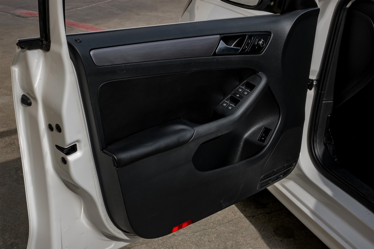 Volkswagen Jetta Sedan Vehicle Main Gallery Image 34