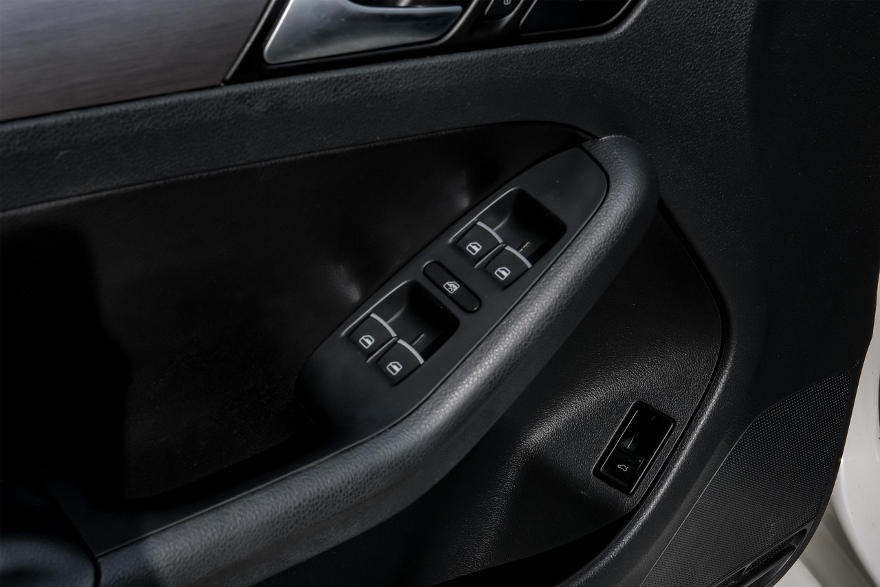 Volkswagen Jetta Sedan Vehicle Main Gallery Image 35