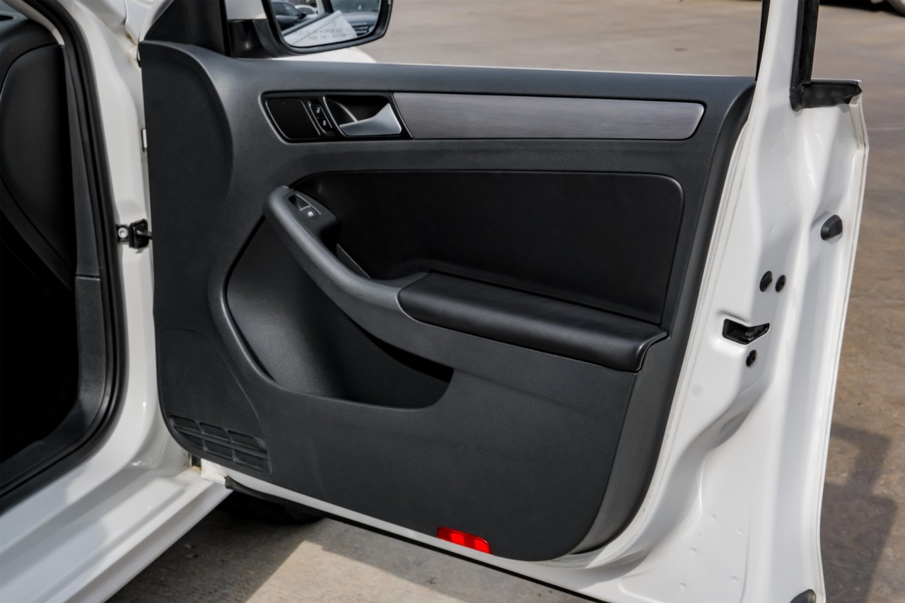 Volkswagen Jetta Sedan Vehicle Main Gallery Image 37