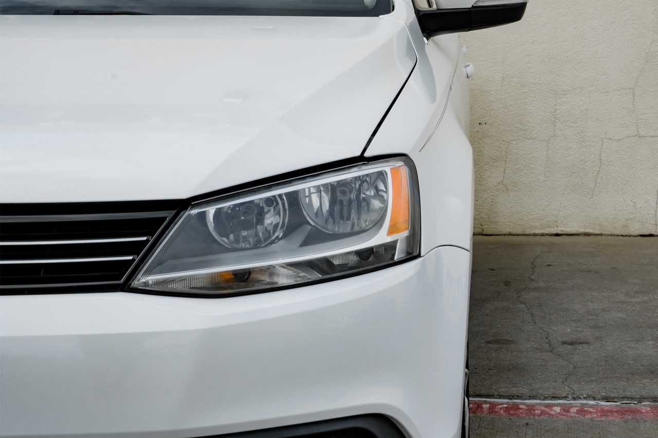 Volkswagen Jetta Sedan Vehicle Main Gallery Image 40