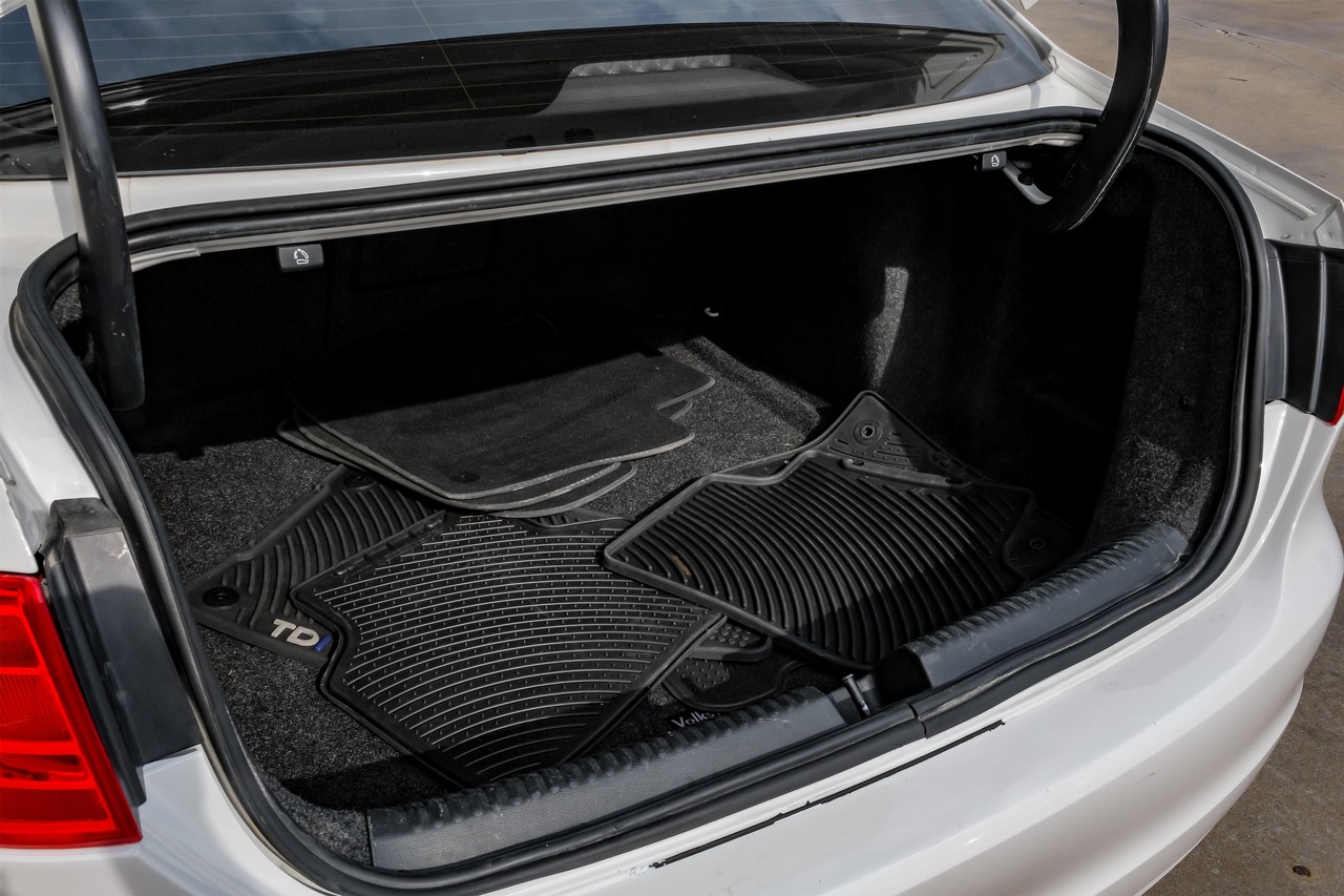Volkswagen Jetta Sedan Vehicle Main Gallery Image 43