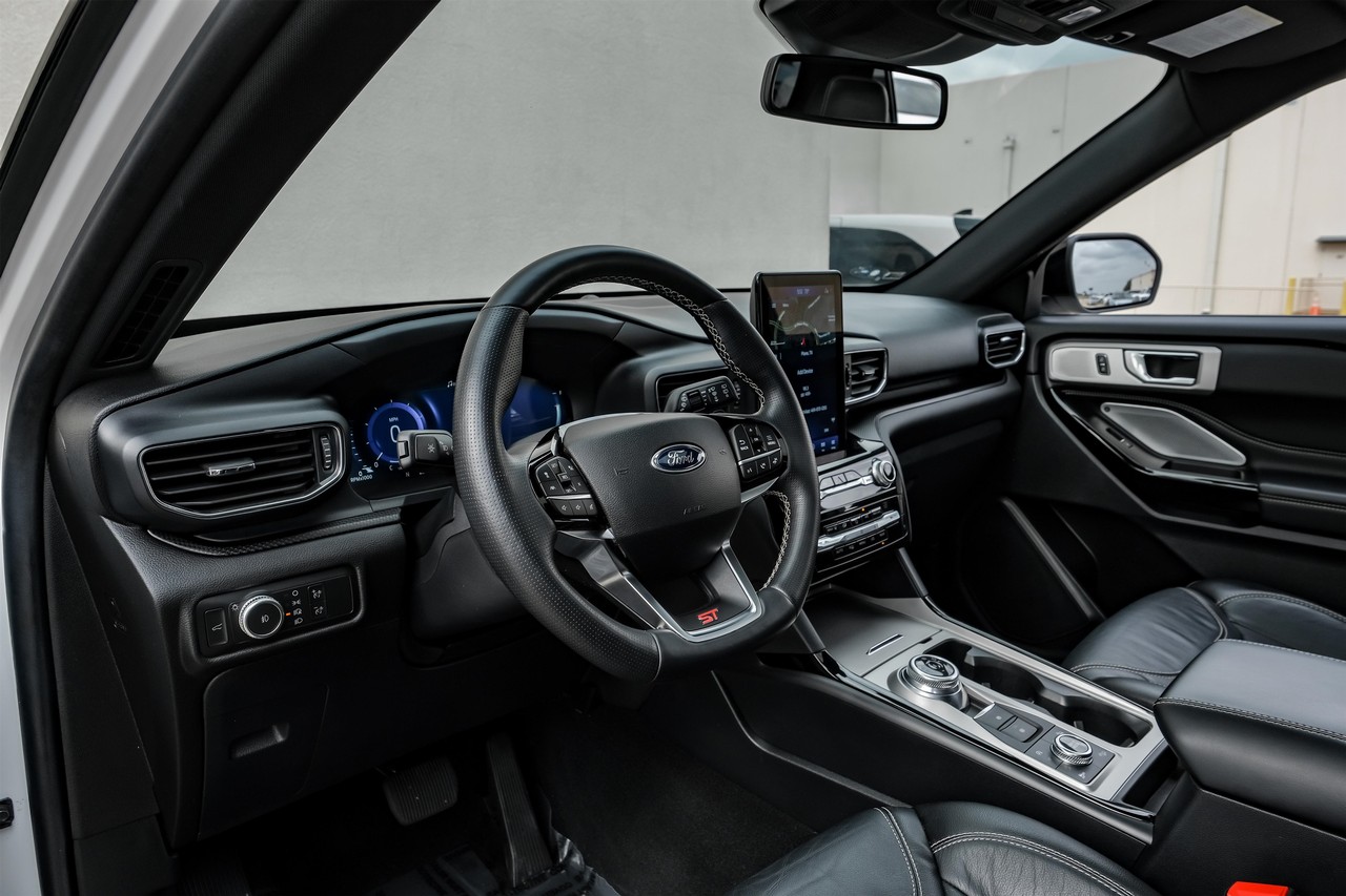Ford Explorer Vehicle Main Gallery Image 03