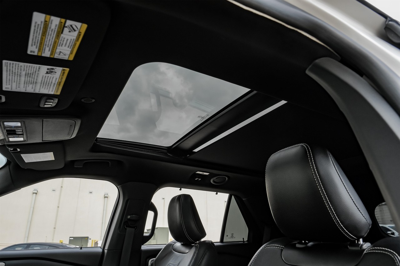 Ford Explorer Vehicle Main Gallery Image 05