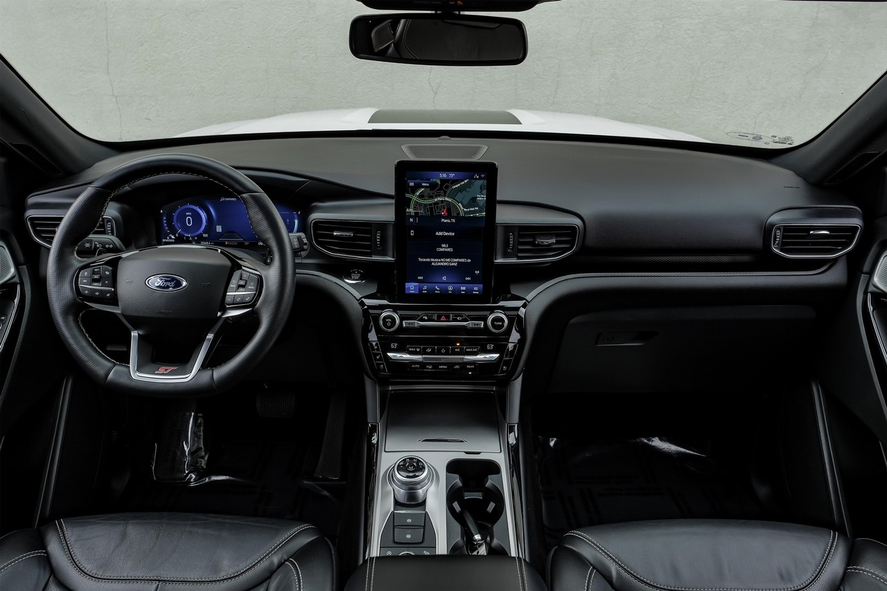 Ford Explorer Vehicle Main Gallery Image 16