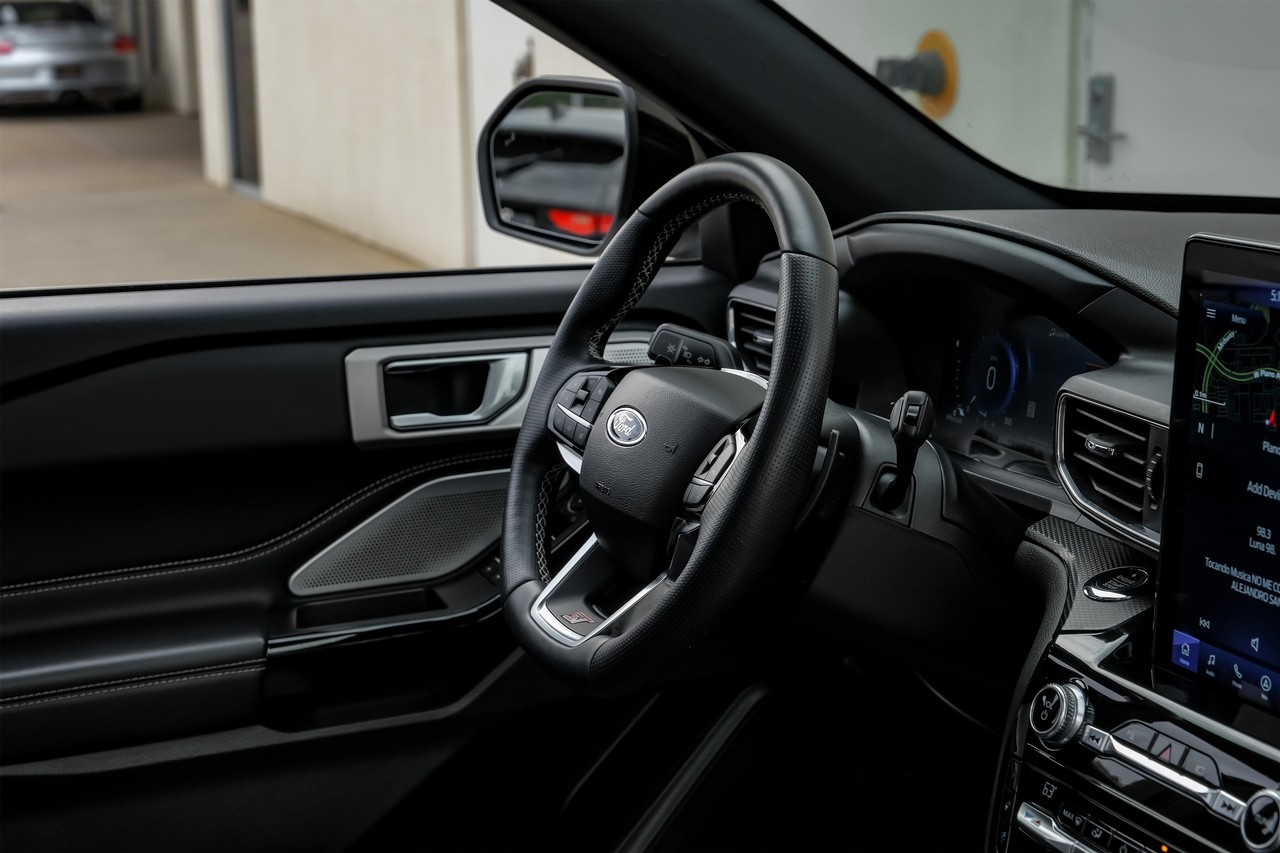 Ford Explorer Vehicle Main Gallery Image 17