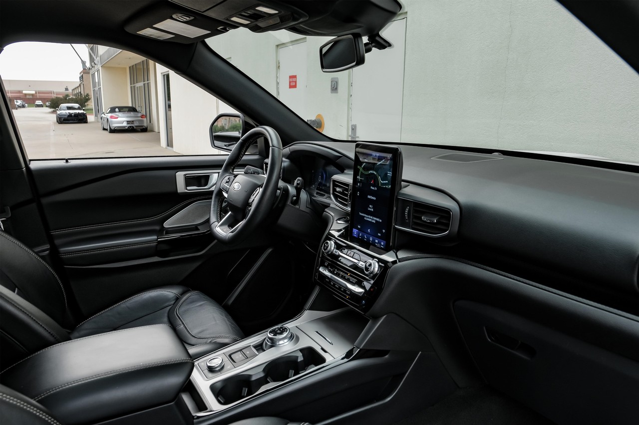 Ford Explorer Vehicle Main Gallery Image 26