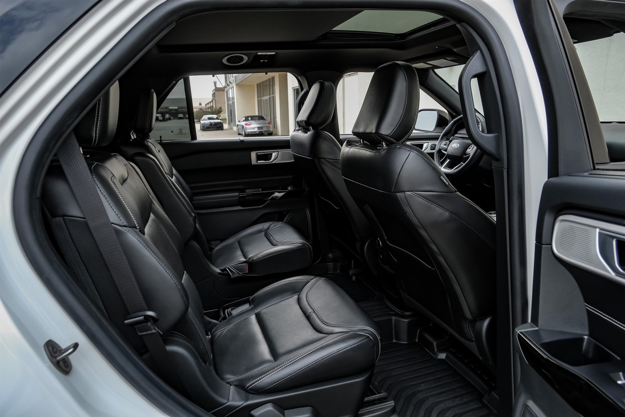 Ford Explorer Vehicle Main Gallery Image 34