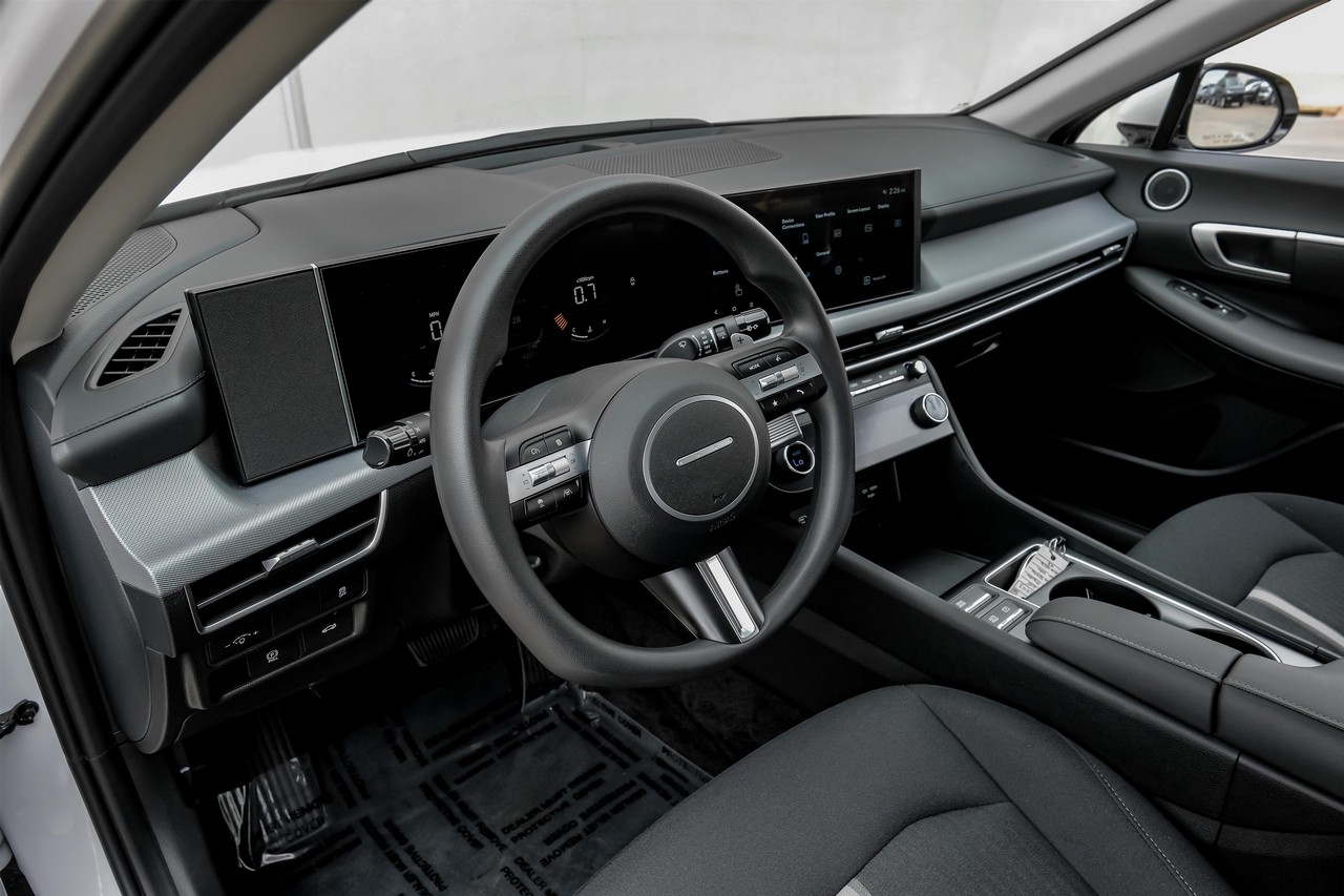 Hyundai Sonata Vehicle Main Gallery Image 03