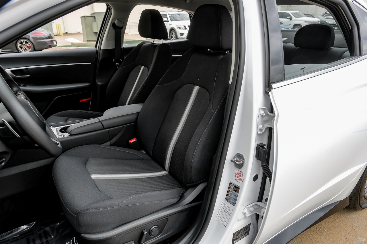 Hyundai Sonata Vehicle Main Gallery Image 04