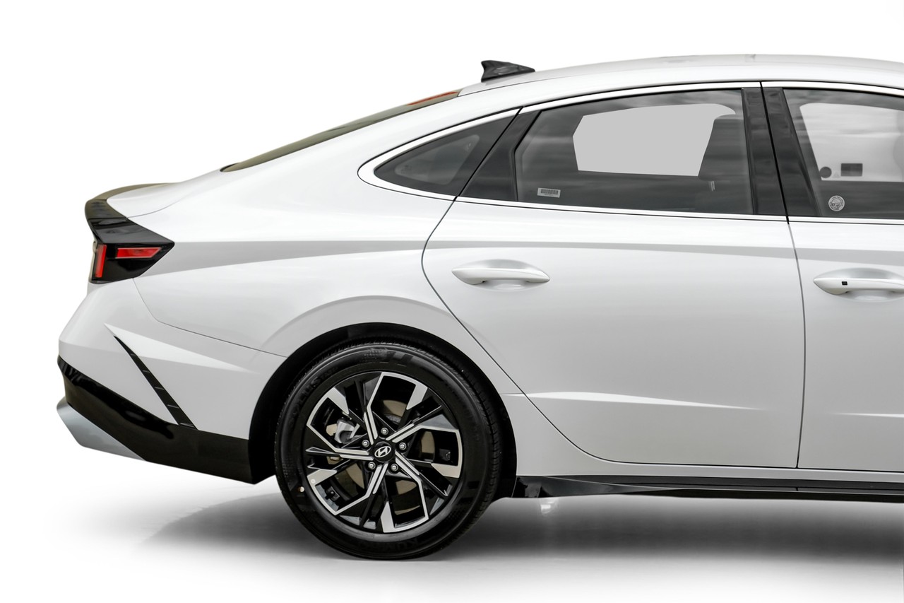 Hyundai Sonata Vehicle Main Gallery Image 08
