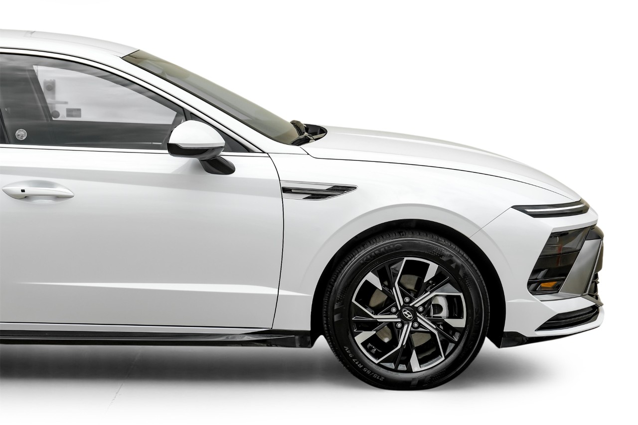 Hyundai Sonata Vehicle Main Gallery Image 09