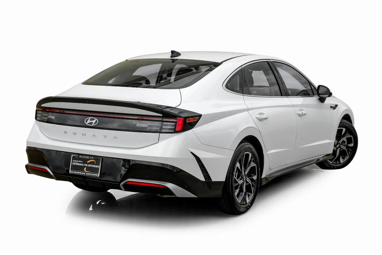 Hyundai Sonata Vehicle Main Gallery Image 10