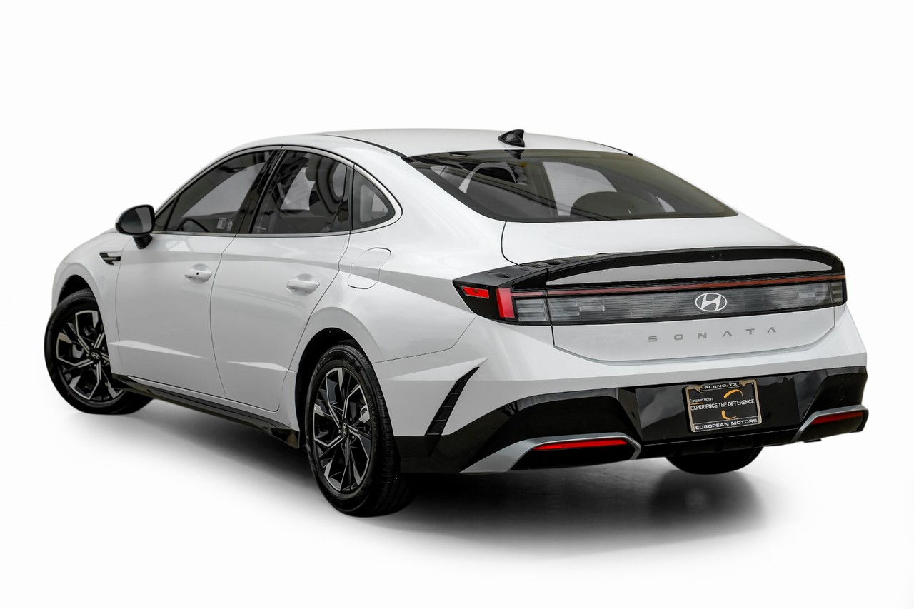 Hyundai Sonata Vehicle Main Gallery Image 12