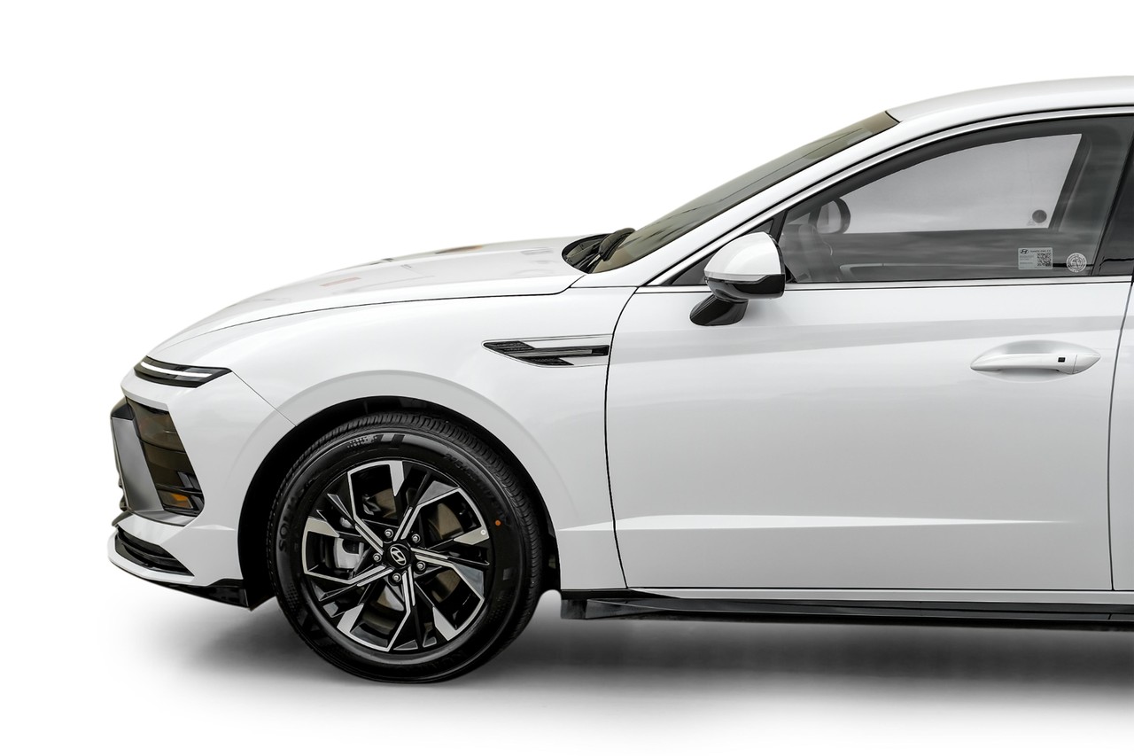 Hyundai Sonata Vehicle Main Gallery Image 14